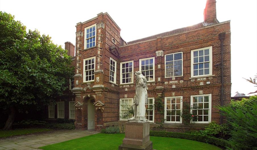 A statue of William Wilberforce in front of Wilberforce House.
